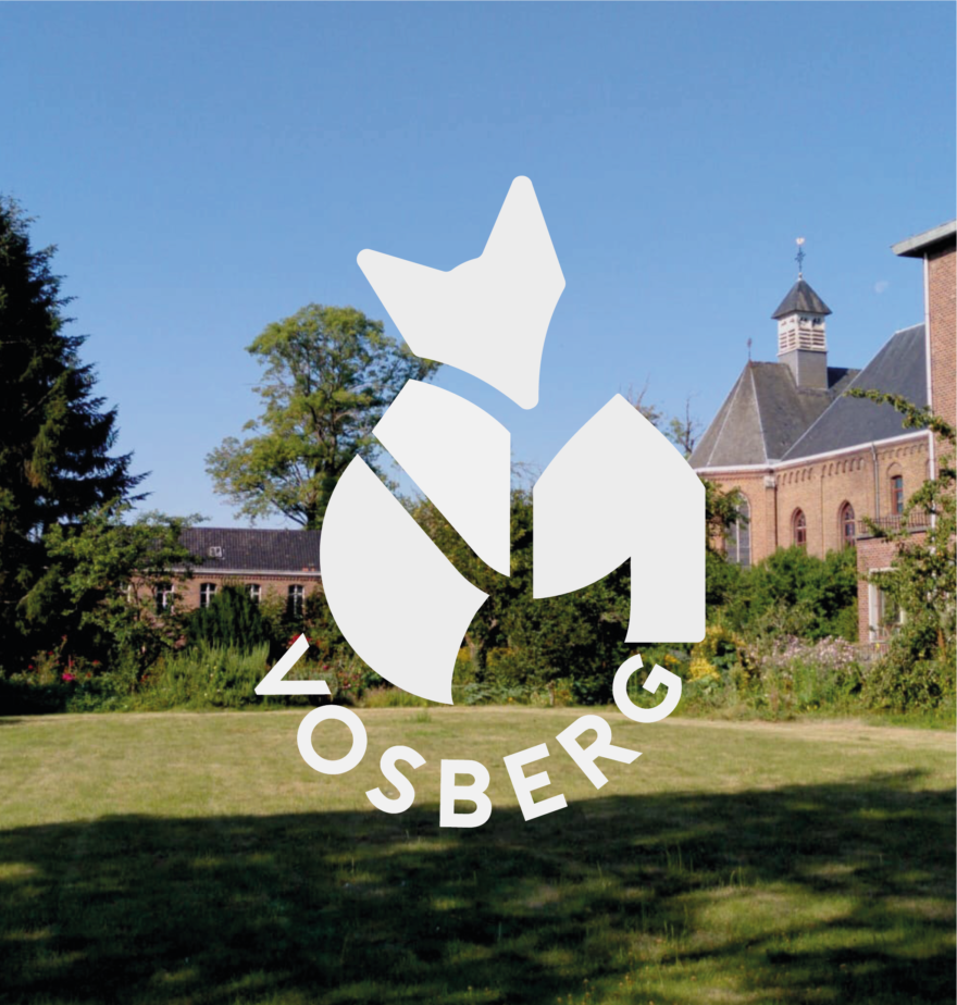 Le logo renard-maison de la fondation Vosberg se détache sur une photo du jardin.