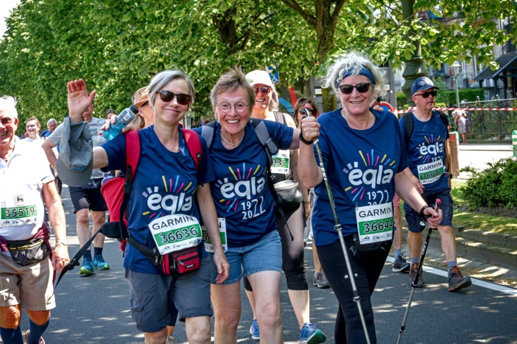 Trois coureuses portent fièrement le maillot d'Eqla au couleurs des 100 ans.